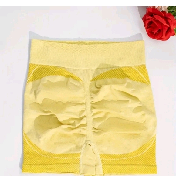 NWT Yellow Women's Sz. XL Yoga Gym Scrunch Butt Lifting Shorts With High Waist - Picture 4 of 8